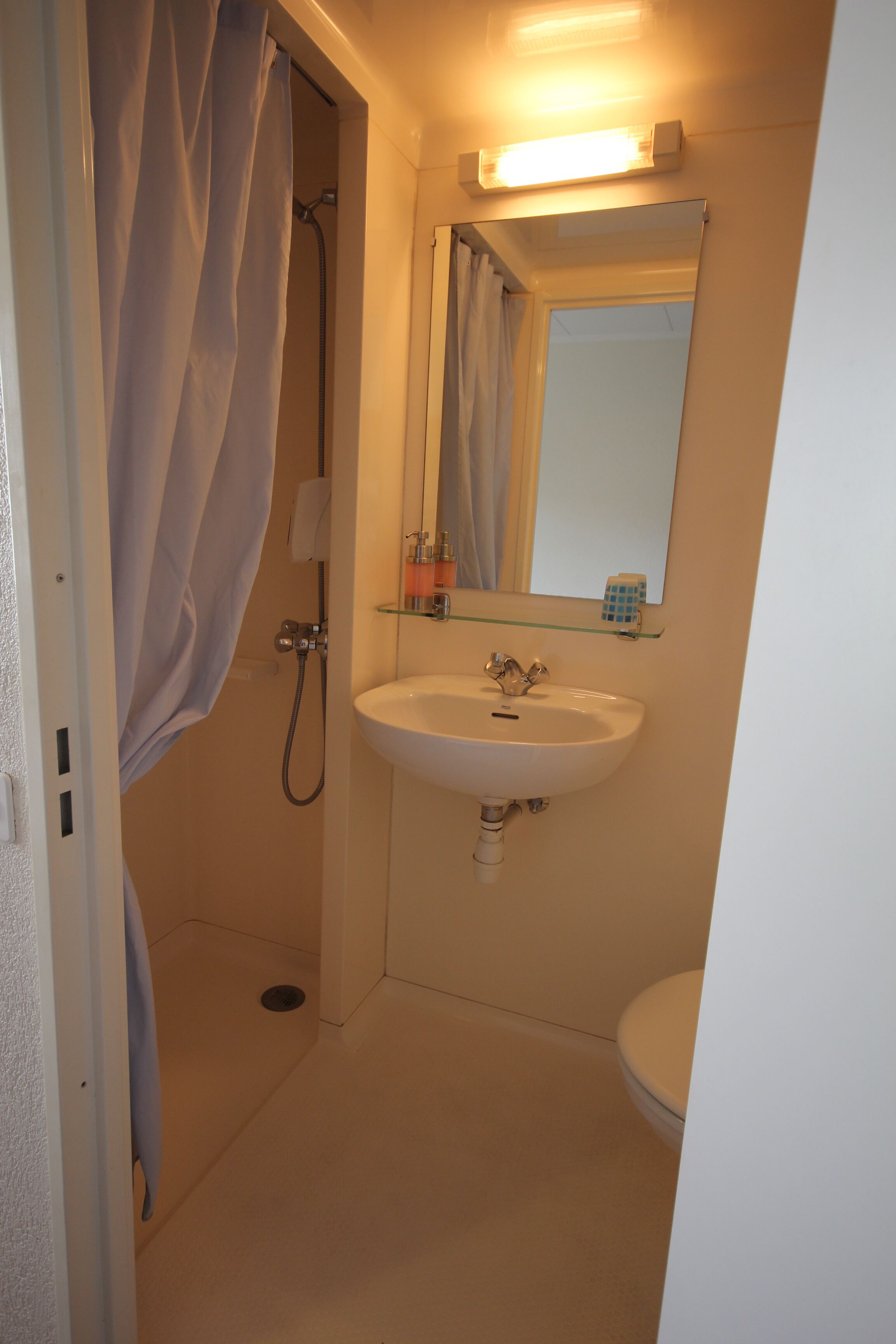 standard room | bathroom | shower, towels, soap, shampoo