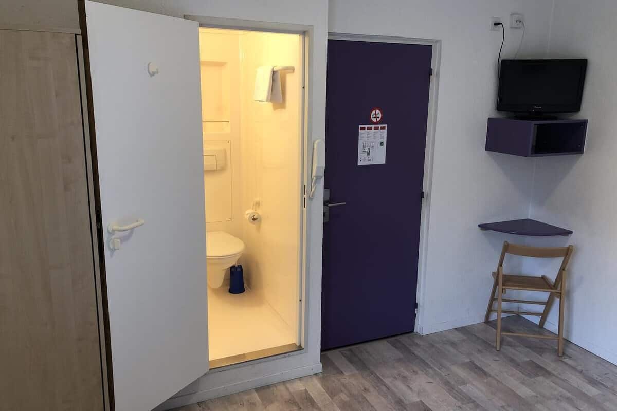 standard double or twin room | bathroom amenities | shower, towels, soap, shampoo