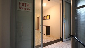 A hotel reception area with a sign indicating 'HOTEL Réception'. - Hotel Abaca (Vevey)