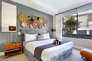 مكتب ومساحة عمل للكمبيوتر المحمول ومكواة/لوح كي وواي فاي مجانًا