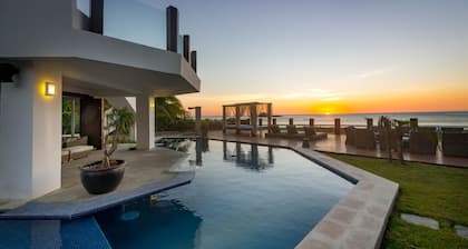 On the sands of Playa Marsella, 7bdrm sleeps 14, private villa, pool, AC