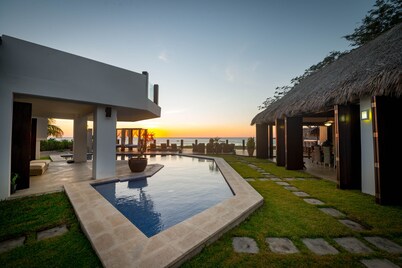 On the sands of Playa Marsella, 7bdrm sleeps 14, private villa, pool, AC