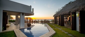 On the sands of Playa Marsella, 7bdrm sleeps 14, private villa, pool, AC