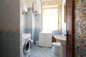 Apartment, 1 Bedroom | Bathroom | Shower, rainfall showerhead, hair dryer, bidet - Apartaments Cavour 3 (Cefalù)