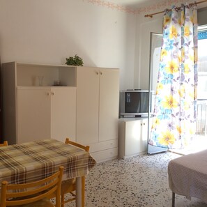 Studio | Essbereich im Zimmer