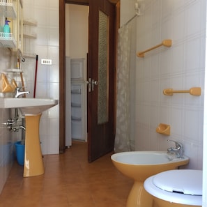 Studio | Bathroom | Shower, rainfall showerhead, hair dryer, bidet - Apartaments Cavour 4 (Cefalù)