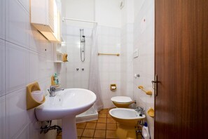 Apartment, 1 Bedroom | Bathroom | Shower, rainfall showerhead, hair dryer, bidet - Apartaments Cavour 8 (Cefalù)