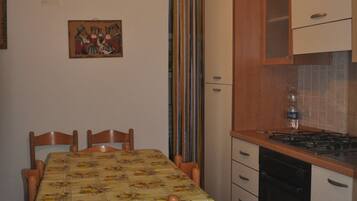 Apartment, 1 Schlafzimmer | Essbereich im Zimmer