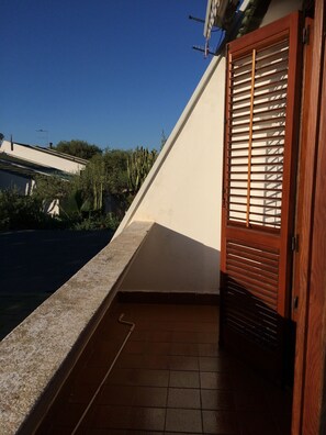 House, 1 Bedroom | Balcony view