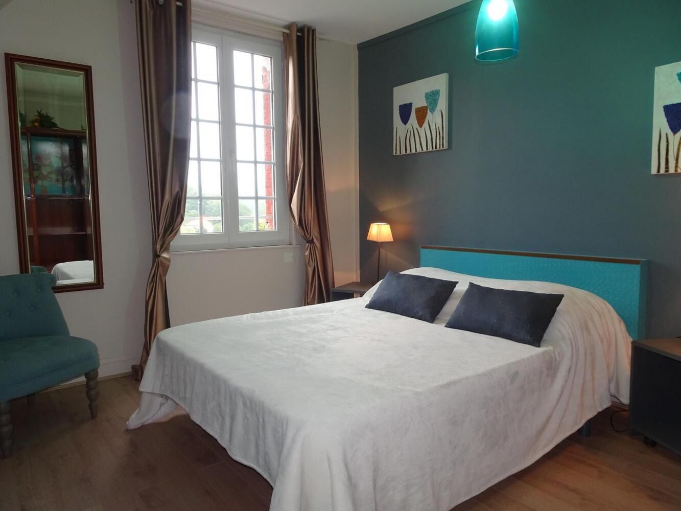 4 makuuhuonetta, työpöytä, silitysrauta/-lauta, ilmainen Wi-Fi