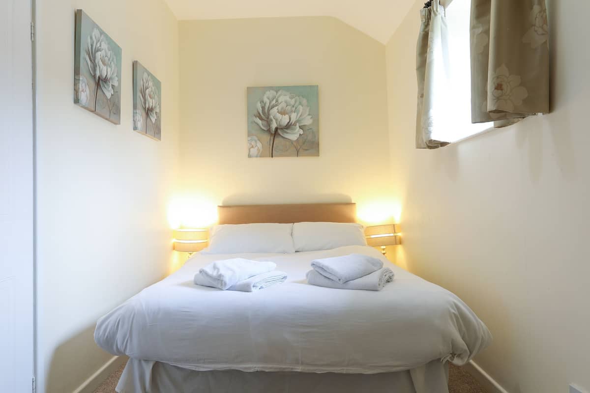 2 bedrooms, premium bedding, individually decorated