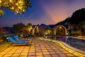 Deluxe Bungalow | Living area | 30-inch flat-screen TV with cable channels - Green Homestay (Hai Phong)