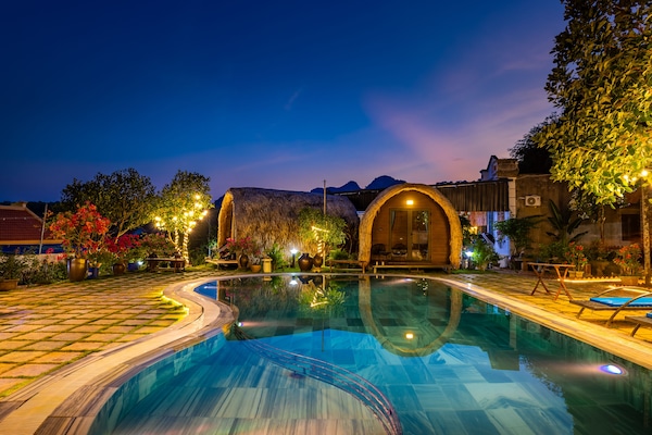 Double Room, 2 Queen Beds | Living area | 30-inch flat-screen TV with cable channels