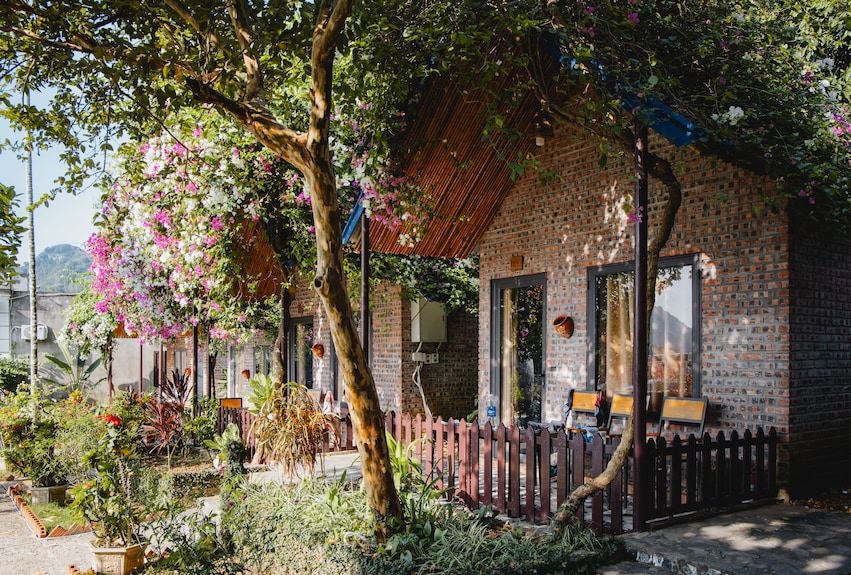 Ngoại thất homestay có sân vườn phù hợp để giới thiệu trên OTA