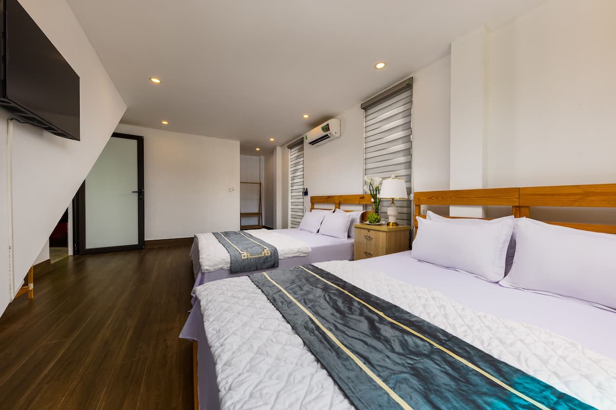 1 bedroom, hypo-allergenic bedding, desk, laptop workspace