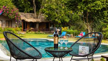 Bungalow Standard | Vardagsrum | 30-tums platt-tv med kabelkanaler