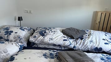 2 bedrooms, desk, iron/ironing board, WiFi