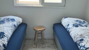 2 bedrooms, desk, iron/ironing board, WiFi