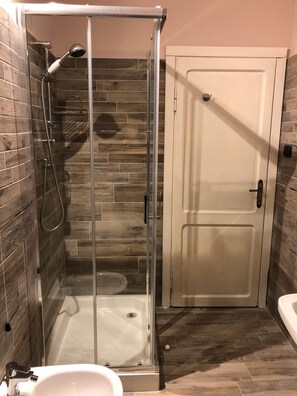 Tweepersoonskamer, en-suite badkamer | Badkamer | Gratis toiletartikelen, een haardroger, een bidet, handdoeken
