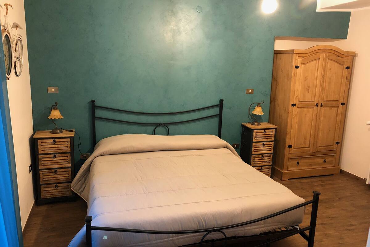 Cubrecamas, minibar con artículos gratuitos y cortinas blackout 