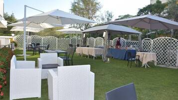 Lunch, dinner served; Italian cuisine, sea views