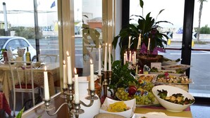 Une table de buffet garnie de divers plats, de bougies et de plantes décoratives.