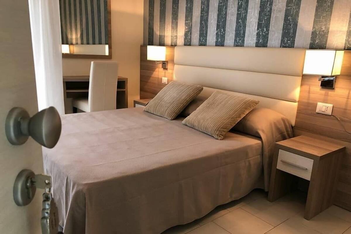 Superior kamer, 1 twee- of 2 eenpersoonsbedden | Een kluis op de kamer, een bureau, gratis wifi, beddengoed