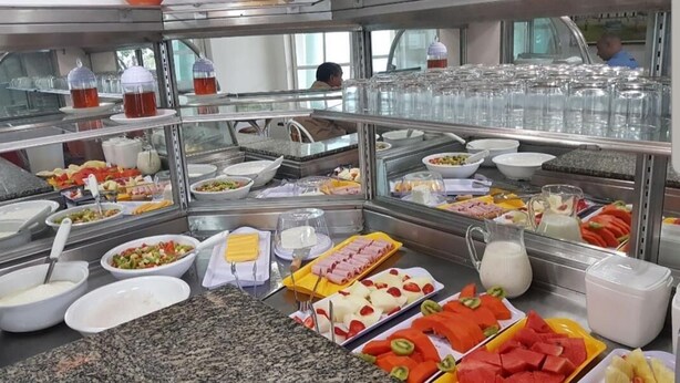 A buffet with various food items and beverages. - Hotel Turistico de Alagoinhas (Alagoinhas)