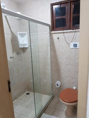 تجهيزات دش، مستلزمات مجانية للعناية الشخصية، مناشف، ورق حمّام