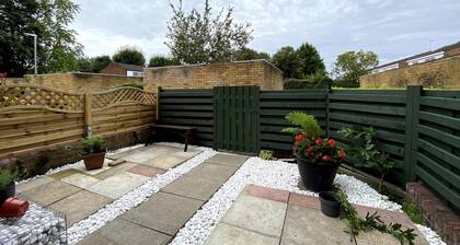 -LU5 Chelsea House - Huku Kwetu (Dunstable)