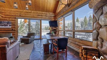 Een smart-tv en een open haard