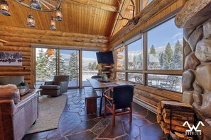 Een televisie en een open haard