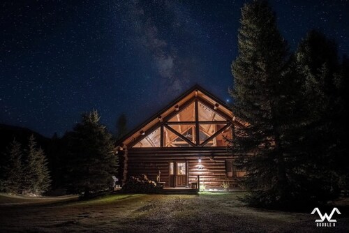 Stunning Riverfront Escape! Private Hot Tub.