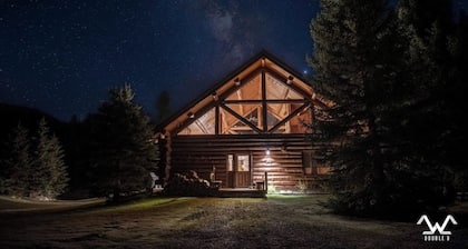 Stunning Riverfront Escape! Private Hot Tub.