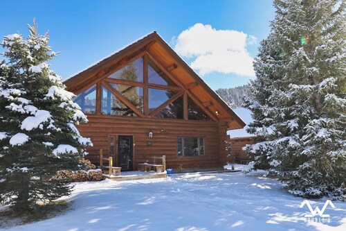 Stunning Riverfront Escape! Private Hot Tub.