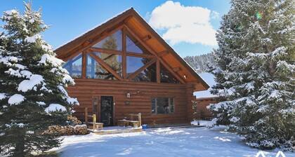 Stunning Riverfront Escape! Private Hot Tub.