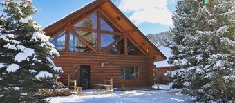 Stunning Riverfront Escape! Private Hot Tub.