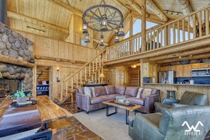 Een televisie en een open haard