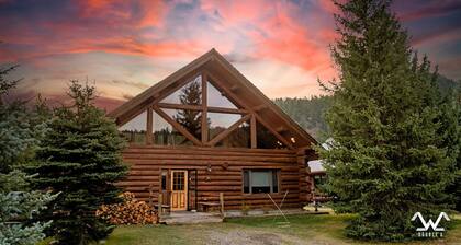 Winter Wonderland Cabin! Sleeps 12! Awesome Hot Tub and Fireplace!