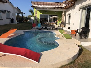 Una piscina al aire libre