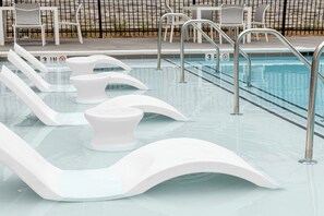 Outdoor pool - Element by Marriott Nashville Airport (Nashville)