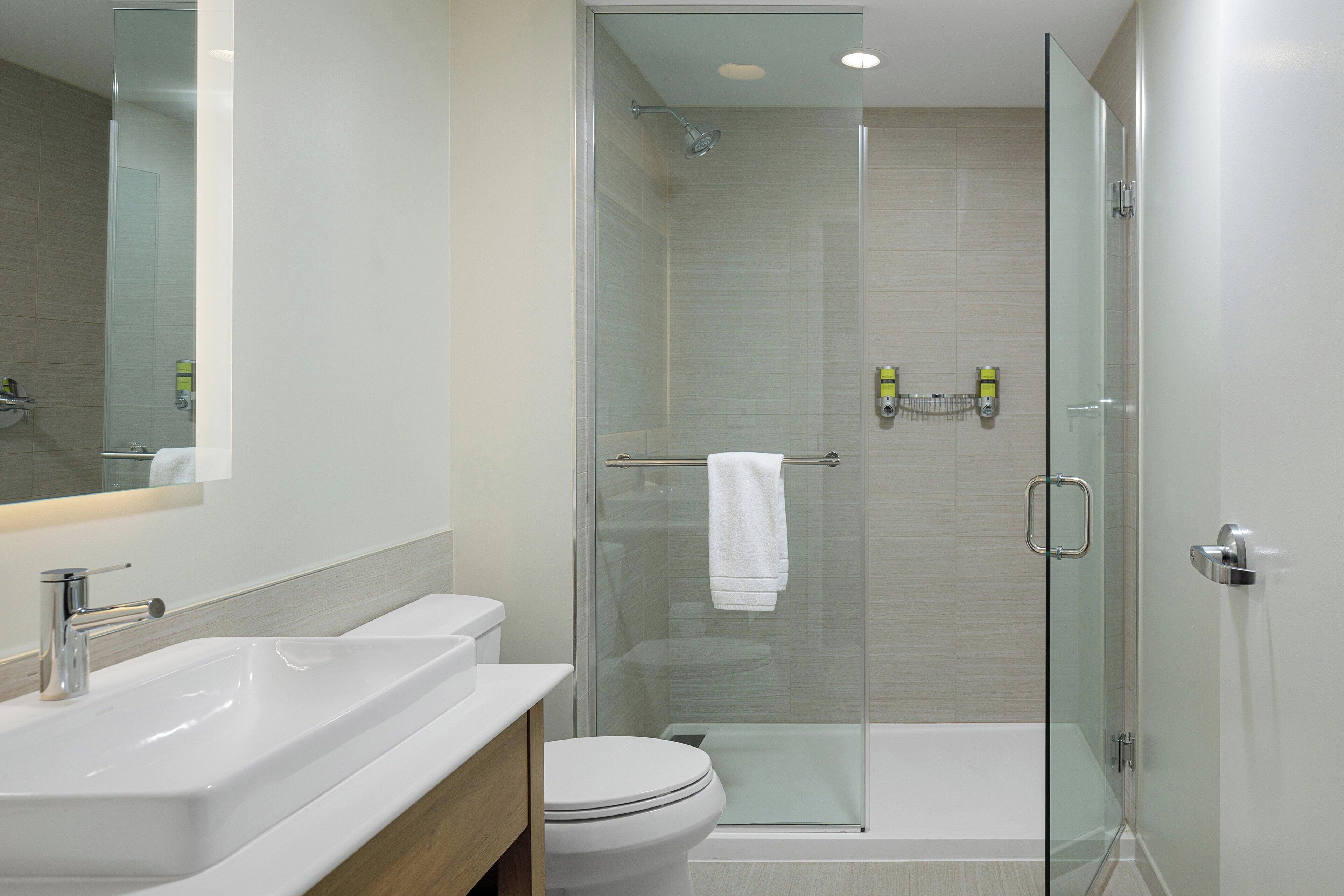 studio, 1 king bed with sofa bed | bathroom | combined shower/bathtub, free toiletries, hair dryer, towels