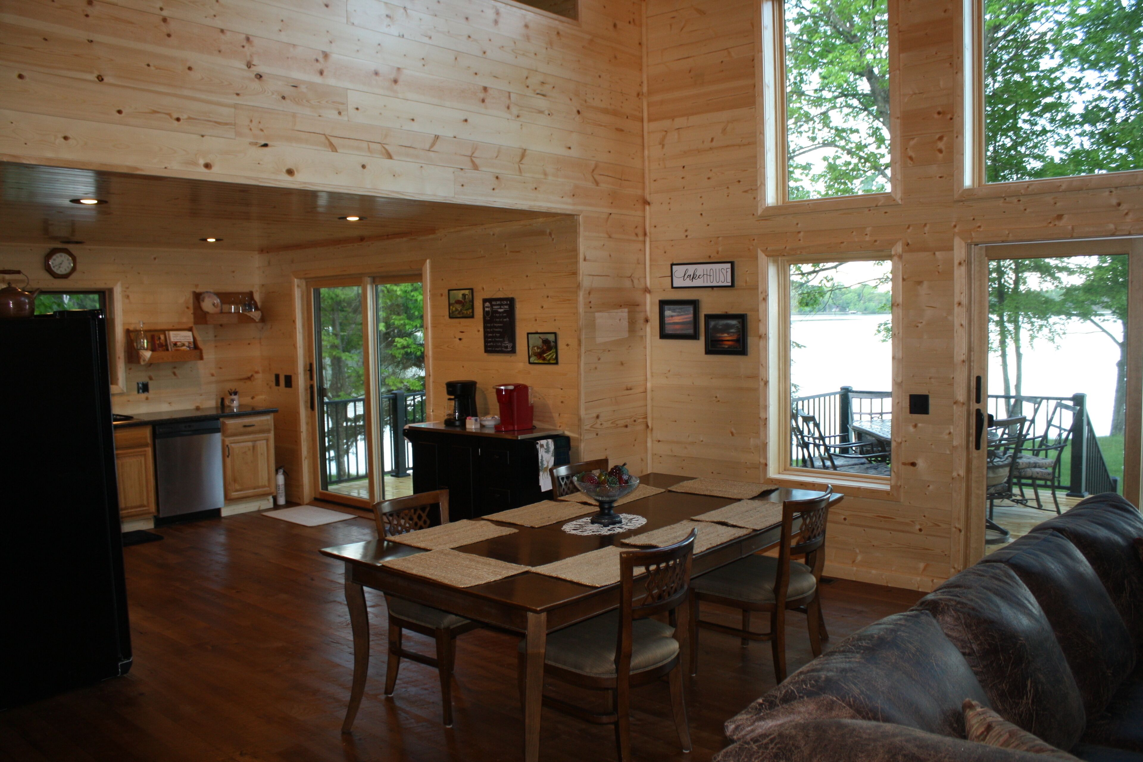 Paradise Shores & Fish Galore ~private small beach & dock; Stay for the Holidays