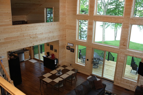 Smart-TV, DVD-spiller, bøker og filmbibliotek