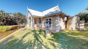 3 bedrooms, in-room safe, iron/ironing board, bed sheets
