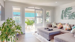Caribbean Estate Supreme 1139 | Living area | 40-inch flat-screen TV with satellite channels, TV - Caribbean Estate Deluxe (Port Edward)