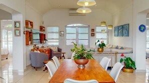 Rose Cottage In Caribbean Estate | In-room dining - Caribbean Estate Deluxe (Port Edward)