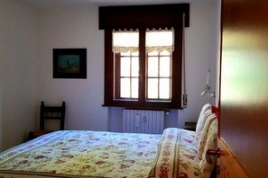 3 chambres, fer et planche à repasser, literie fournie