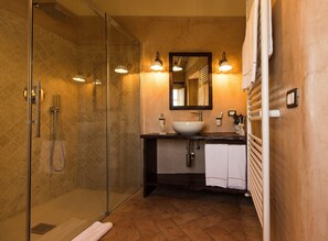 Deluxe Room (Sangiovese) | Bathroom | Shower, free toiletries, hair dryer, slippers - Locanda dell'Aioncino (Bibbona)