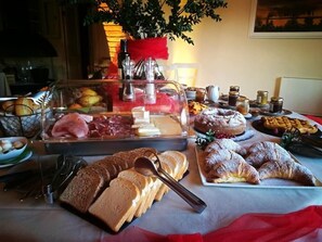 Free daily buffet breakfast  - Locanda dell'Aioncino (Bibbona)